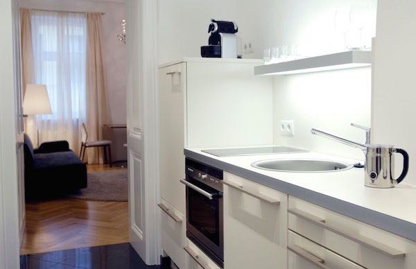 Blick in Küche und Wohnzimmer des Designapartments Landstraße